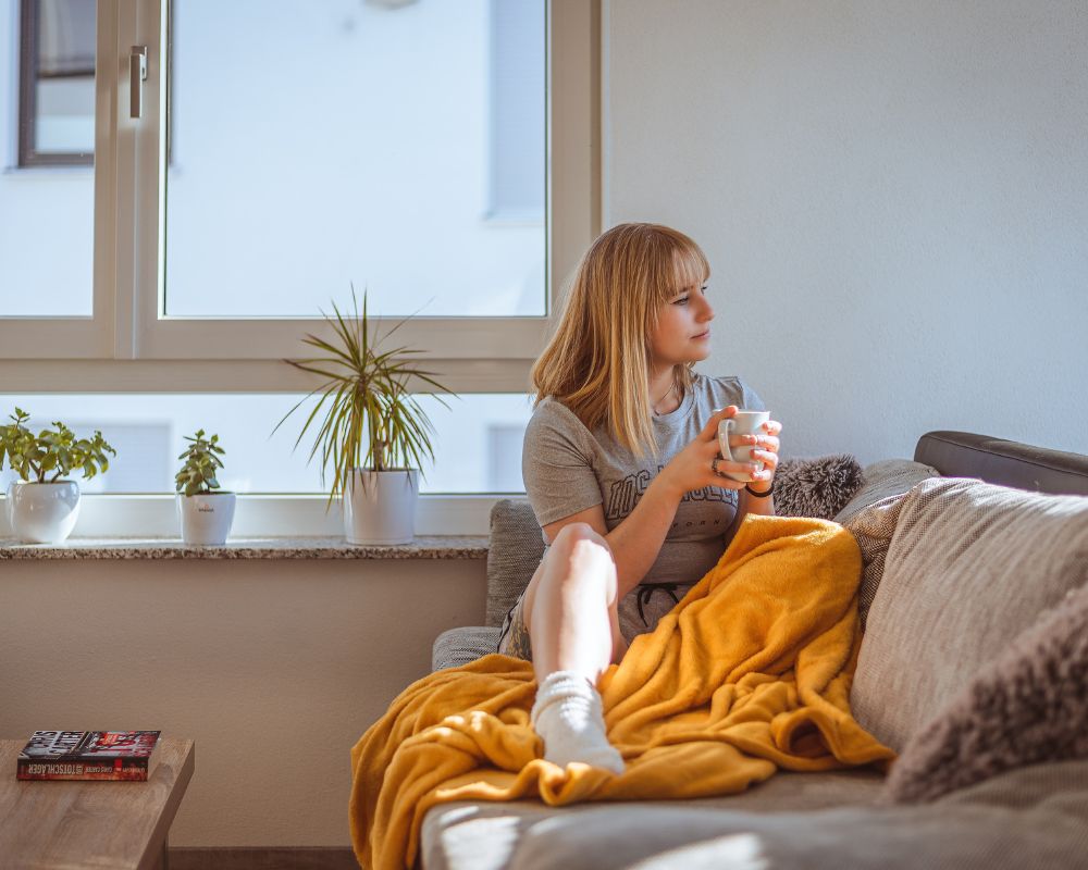Erschöpfung und Burnout erschöpfte Frau auf ihrem Sofa
